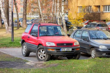 OSTRAVA, CZECHIA - 20 Kasım 2019: Kırmızı Toyota RAV-4 1. nesil SUV aracı sokağa park edildi