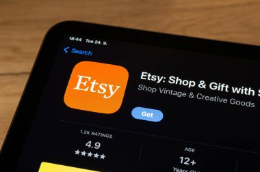 OSTRAVA, CZECHIA - EPTEMBER 24, 2024: Çevrimiçi ürün satmak için Etsy pazar yeri mobil uygulamalı uygulama