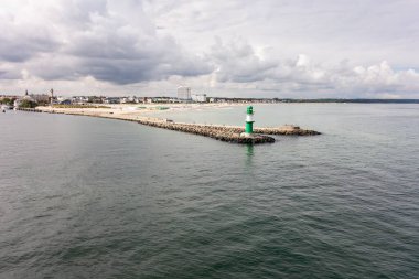 Almanya 'nın Rostock kentindeki ünlü yeşil deniz feneri (Molenfeuer Warnemunde) manzarası