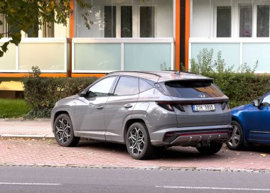 OSTRAVA, CZECHIA - 23 Ekim 2024: Caddeye park edilmiş gri Hyundai Tucson kavşağının arkası