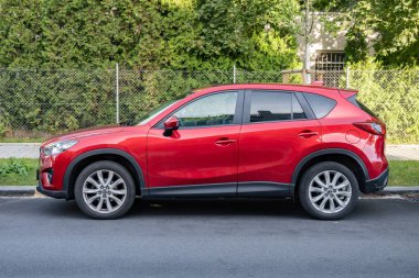 OSTRAVA, CZECHIA - 2 Ekim 2023: Kırmızı Mazda CX-5 (ilk KE nesli) SUV arabası caddeye park edilmiş, yan görüş