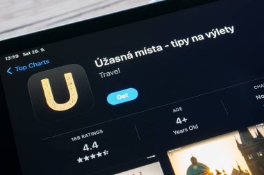 OSTRAVA, CZECHIA - 28 Eylül 2024: Çek Uzasna Mista seyahat haritası uygulaması yüklenmek üzere uygulama mağazası