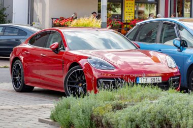 OSTRAVA, CZECHIA - 22 Eylül 2023: Kırmızı Porsche Panamera II Tip 971 spor araba sokağa park edildi