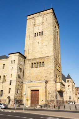 POZNAN, POLAND - 11 Ağustos 2018: Poznan, Polonya 'daki Zamek Cesarski şatosunun saat kulesi