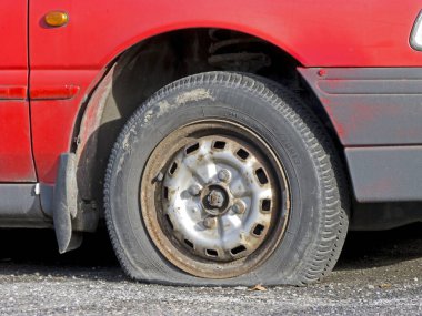HAVIROV, CZECH REPUBLIC - 11 Kasım 2010: Tekerleği patlamış ve terk edilmiş Hyundai Pony 'nin eski enkazı