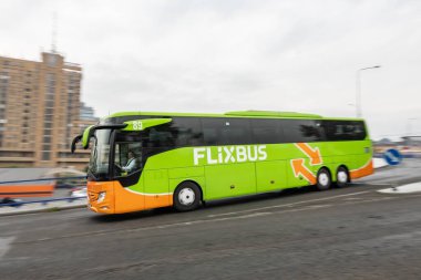 OSTRAVA, CZECHIA - 19 Ekim 2023: Mercedes-Benz Tourismo E17 RHD Flixbus taşımacılık şirketinin teknik direktörü, hareket bulanıklığı etkisi