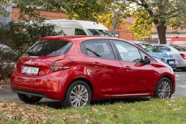 OSTRAVA, CZECHIA - 4 Ekim 2023: Kırmızı Peugeot 208 arabası caddeye park edilmiş, dikiz manzaralı