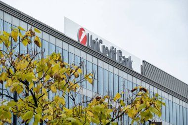 OSTRAVA, CZECHIA - 10 Ekim 2023: Müşterilere mali hizmetler sağlayan Ostrava Nova Karolina UniCredit Bank Ofisi