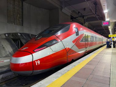 BOLOGNA, ITALY - 27 Ekim 2024: Red Frecciarossa ETR 1000 Trenitalia şirketinin Bologna Centrale ana tren istasyonundaki hızlı treni