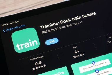 OSTRAVA, CZECHIA - EYLÜL 28, 2024: Avrupa 'da otobüs ve tren biletleri için Trainline mobil uygulamalı uygulama mağazası