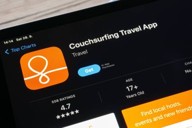 OSTRAVA, CZECHIA - 28 Eylül 2024: Yer ayırtmak için Couchsurfing mobil uygulamalı uygulama mağazası