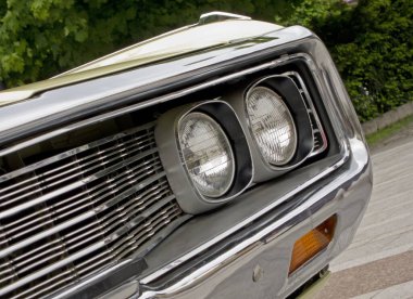 CESKY TESIN, CZECHIA - 15 Mayıs 2010: Chrysler New Yorker 'ın 1970 model spor arabasının baş lambası