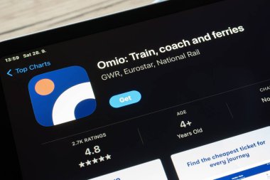 OSTRAVA, CZECHIA - 28 Eylül 2024: Omio mobil uygulamalı Avrupa tren biletleri mağazası
