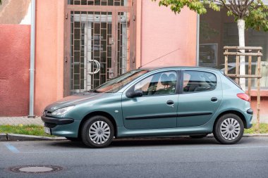OSTRAVA, CZECHIA - 4 Ekim 2023: Mavi Fransız Peugeot 206 aracı sokağa park edildi