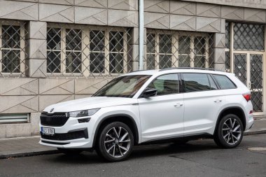 OSTRAVA, CZECH Cumhuriyet - 19 Ekim 2023: Beyaz Skoda Kodiaq SUV aracı sokağa park edildi
