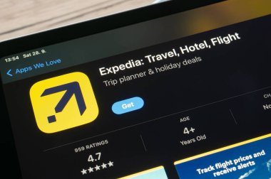OSTRAVA, CZECHIA - 28 Eylül 2024: Expedia seyahat uygulamalı uygulama gezisi, rezervasyon oteli ve uçuşlar