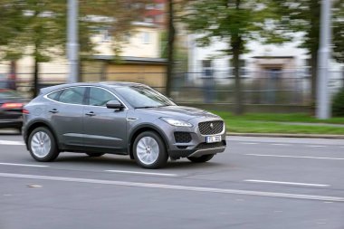 OSTRAVA, CZECHIA - 8 Kasım 2023: Jaguar E-Pace X540 çapraz araba, hareket bulanıklığı etkisi