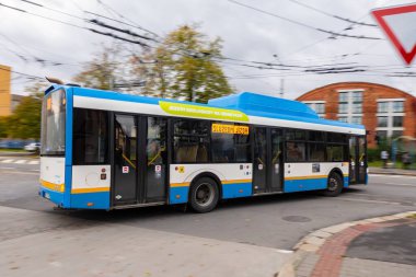 OSTRAVA, CZECH Cumhuriyet - 14 Kasım 2023: Ostrava 'da Solaris Urbino 12 CNG DPO otobüsü, güçlü hareket bulanıklığı etkisi 
