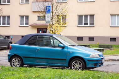 OSTRAVA, CZECHIA - 22 Kasım 2019: Mavi Fiat Punto MK1 Cabrio ve Bertone levhası sokağa park edilmiş