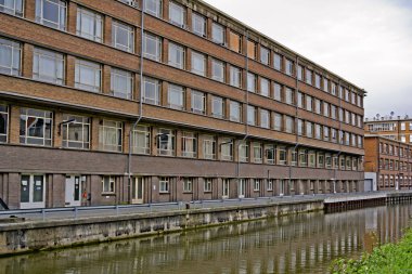 GHENT, BLEGIUM - 21 AĞUSTOS 2011: Ghent Üniversitesi Teknik Bölümü, Muinkkaai Caddesi 'nden su kanalı olan 4. Blok