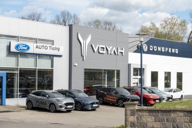 HAVIROV-SUCHA, CZECH REUBLIC - 5 Nisan 2024: Çin Dongfeng, Voyah ve Alman Ford arabaları bayilikte sunuldu