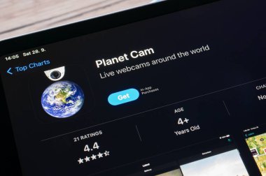 OSTRAVA, CZECHIA - 28 Eylül 2024: Canlı web kameralı Gezegen Kameralı Apple uygulama mağazası