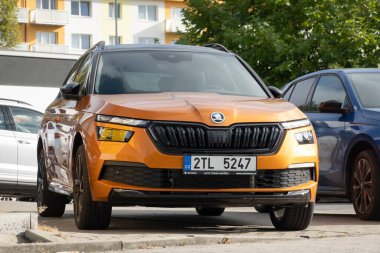 HAVIROV, CZECH REPUBLIC - 6 Ekim 2023: Orange Skoda Kamiq compact crossover bayilikte sunuldu