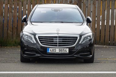 PETRVALD, CZECHIA - 14 EYLÜL 2023: Siyah Mercedes-Benz S-Sınıfı W222 lüks aracın caddeye park edilmiş görüntüsü