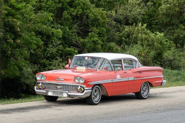 VARADERO, CUBA - 30 Ağustos 2023: Varadero, Küba 'da kırmızı ve beyaz Chevrolet BelAir 1958 sedan