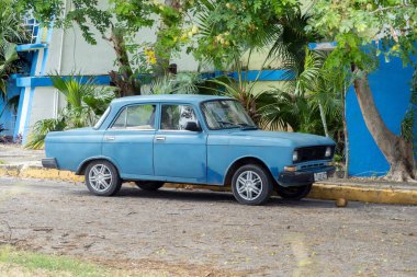 VARADERO, CUBA - 30 AĞUSTOS 2023: Küba 'daki Moskvitch 2140 (1500) Rus arabası