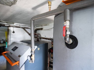 HAVIROV, CZECHIA - 21 Ekim 2023: Sıcak su kazanının borularındaki basınç kontrol kolu