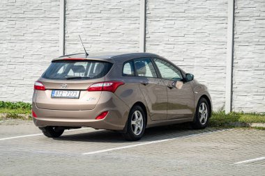 HAVIROV, CZECHIA - 12 Ekim 2023: Kahverengi Hyundai i30 Tourer CW arazi arabası