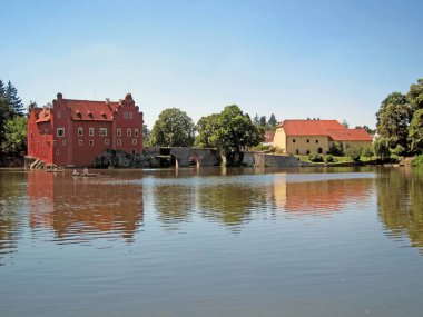 CERVENA LHOTA, CZECHIA - 9 Temmuz 2010: Güney Bohemya 'daki Cervena Lhota kalesi, Sumava