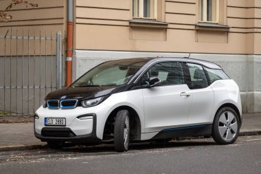 OSTRAVA, CZECHIA - 19 Ekim 2023: Beyaz BMW i3 elektrikli akü arabası sokağa park edildi