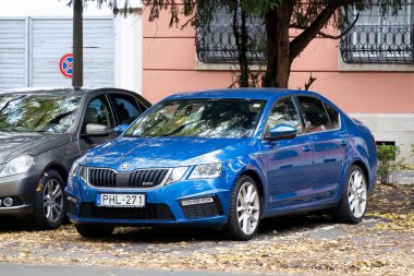 TOKAJ, HUNGARY - 28 Ekim 2023: Mavi Skoda Octavia RS arabası sokağa park edildi