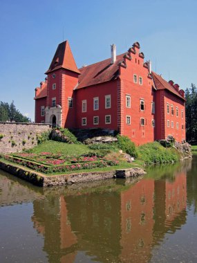 Güney Bohemya, Sumava 'daki Cervena Lhota kalesi, su birikintisine yansıdı.