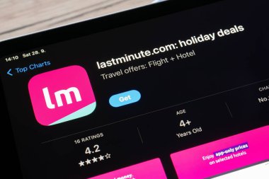 OSTRAVA, CZECHIA - EPTEMBER 28, 2024: LastMinute.com seyahat planı, otel ve uçuşlar için mobil uygulama