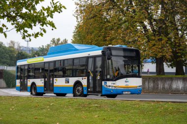 OSTRAVA, CZECH Cumhuriyet - 19 Ekim 2023: Solaris Urbino 12 CNG DPO ulaşım şirketi otobüsü Ostrava UAN durağına park etti
