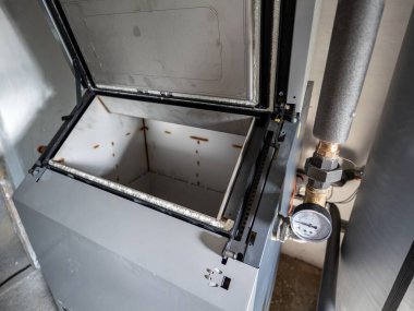 HAVIROV, CZECHIA - 21 Ekim 2023: Ölçü basıncı ile Blaze Harmony ısı su kazanını aç