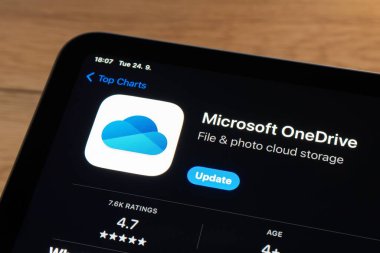 OSTRAVA, CZECHIA - 24 Eylül 2024: iOS akıllı telefonunda OneDrive mobil servis uygulaması olan Apple uygulama mağazası