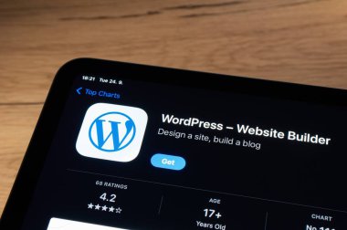OSTRAVA, CZECHIA - EPTEMBER 24, 2024: WordPress Website Builder uygulaması yüklü Apple uygulama mağazası