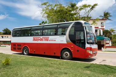 VARADERO, CUBA - 30 AĞUSTOS 2023: Yutong ZK6107HA Ucuz Transmetro toplu taşıma şirketinin otobüsü Varadero, Küba 'da, sokağa, sağ tarafa park edilmiş