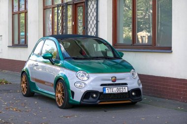 OSTRAVA, CZECHIA - 7 Kasım 2023: Gri ve yeşil spor Fiat 500 Abarth stil retro hatchback İtalya için tipik
