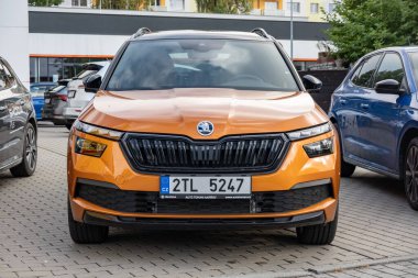 HAVIROV, CZECH REPUBLIC - 6 Ekim 2023: Bayilikte sunulan turuncu Skoda Kamiq kompakt çapraz görüntüsü