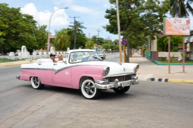 VARADERO, CUBA - 30 AĞUSTOS 2023: Ford Fairlane Üstü açılabilir, çift tonlu pembe-beyaz antika araç Küba 'da, hareket bulanıklığı etkisi