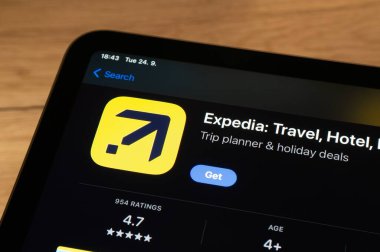 OSTRAVA, CZECHIA - 24 Eylül 2024: Expedia seyahat planı, otel ve uçuşlar için mobil seyahat uygulaması olan Apple uygulama mağazası