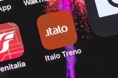 OSTRAVA, CZECHIA - 23 Kasım 2024: Italo Treno mobil uygulaması İtalya 'da tren biletleri rezervasyonu
