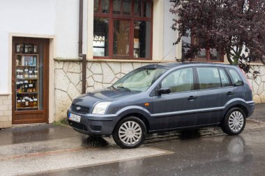 TOKAJ HUNGARY - 27 Ekim 2023: Avrupa Koyu mavi Ford Füzyon MPV aile arabası yağmur altında sokağa park edildi