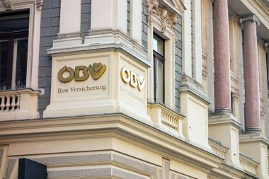 VIENNA, AUSTRIA - 28 Temmuz 2021: Avusturya 'nın Viyana kentindeki tarihi yapıya ilişkin OBV' nin (Osterreichische Beamtenversicherung) altın logosu