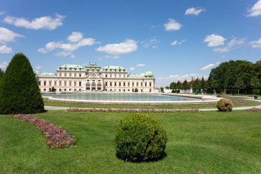 VIENNA, AUSTRIA - 29 Temmuz 2021: Viyana 'da Belvedere şatosu ve Grosse havuzu, güneşli yaz günlerinde turistlerle